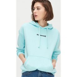Bluza basic z kapturem - Niebieski. Niebieskie bluzy damskie Cropp, s, bez wzorów, bez rękawów, z kapturem. Za 79,99 zł.
