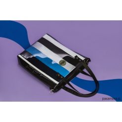 Torba damska w paski Cuboid. Niebieskie torebki klasyczne damskie marki Pakamera, w kolorowe wzory, z kolorowym paskiem. Za 280,00 zł.