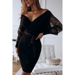 Sukienka BREIA BLACK. Czarne sukienki damskie Sukienka BREIA BLACK, uniwersalny, bez wzorów, eleganckie, bez kołnierzyka, z krótkim rękawem, krótkie, mini. W wyprzedaży za 79,00 zł.