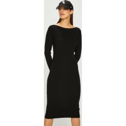 Calvin Klein - Sukienka. Czarne sukienki damskie Calvin Klein, na co dzień, s, bez wzorów, z elastanu, casualowe, bez kołnierzyka, z długim rękawem, długie, midi, proste. W wyprzedaży za 559,90 zł.