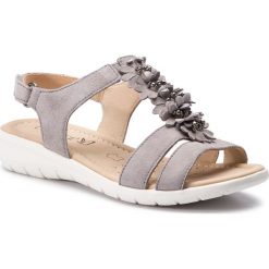 Sandały CAPRICE - 9-28151-22 Lt Grey Suede 201. Szare klapki damskie Caprice, z aplikacjami, ze skóry, bez obcasa. W wyprzedaży za 159,00 zł.