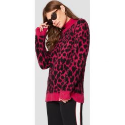 NA-KD Oversizowy sweter Leo - Pink,Multicolor. Różowe swetry klasyczne damskie NA-KD, z dzianiny. Za 202,95 zł.