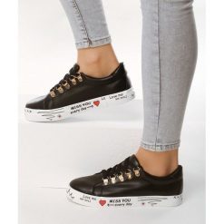 Czarne Buty Sportowe Please Love Me. Czarne buty sportowe damskie Born2be, z napisami, sportowe. Za 59,99 zł.