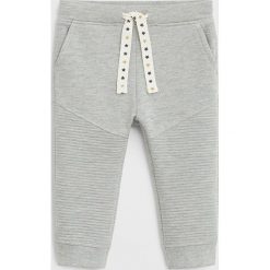 Mango Kids - Spodnie dziecięce Marcus 80-104 cm. Szare spodnie chłopięce Mango Kids, bez wzorów, z elastanu. Za 59,90 zł.