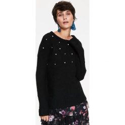 SWETER DAMSKI Z PERŁAMI, LUŹNY. Czarne swetry oversize damskie marki Top Secret, na zimę, z aplikacjami, z wełny. W wyprzedaży za 39,99 zł.