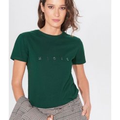 Koszulka z holograficznym nadrukiem - Khaki. Brązowe koszulki damskie Mohito, s, z nadrukiem, bez kołnierzyka. Za 39,99 zł.