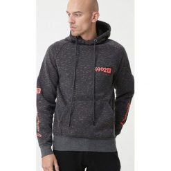 Ciemnoszara Bluza Warden. Szare bluzy męskie Born2be, xxl, z nadrukiem, z dzianiny, sportowe, z kapturem, bez rękawów, z kapturem. Za 89,99 zł.