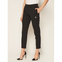 Spodnie dresowe Calvin Klein Jeans Back Logo J20J214178. Czarne spodnie damskie Calvin Klein Jeans, xl, z jeansu. Za 449,00 zł.