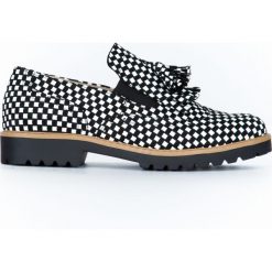 Wsuwane półbuty z frędzlami - skóra naturalna - model 247 - kolor czarno-białe kwadraty. Czarne półbuty damskie Zapato, bez wzorów, ze skóry, z kwadratowym noskiem, bez obcasa, bez zapięcia. W wyprzedaży za 173,40 zł.