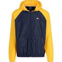 Wiatrówka Tommy Sport Windbreaker S20S200143. Niebieskie kurtki sportowe męskie Tommy Sport, s, bez wzorów, z poliesteru, bez kaptura, do biegania. W wyprzedaży za 269,00 zł.