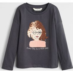 Mango Kids - Longsleeve dziecięcy Girls 110-164 cm. Szare bluzki dziewczęce Mango Kids, z aplikacjami, z bawełny, z okrągłym kołnierzem, z krótkim rękawem, krótkie, bez kaptura. Za 59,90 zł.