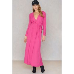 NA-KD Boho Sukienka maxi z długim rękawem - Pink. Różowe sukienki damskie marki NA-KD Boho, bez wzorów, z poliesteru, boho, bez kołnierzyka, z długim rękawem, długie, maxi, kopertowe. W wyprzedaży za 40,47 zł.