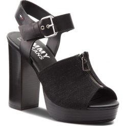 Sandały TOMMY JEANS - Denim Zipper Sandal High Heel EN0EN00117 Black 990. Czarne klapki damskie Tommy Jeans, bez wzorów, z jeansu, bez obcasa, na obcasie. W wyprzedaży za 329,00 zł.