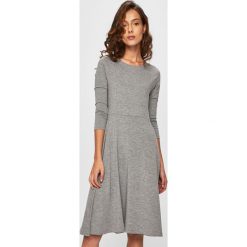 Answear - Sukienka. Szare sukienki damskie ANSWEAR, na co dzień, s, bez wzorów, z elastanu, casualowe, z okrągłym kołnierzem, bez rękawów, rozkloszowane. W wyprzedaży za 79,90 zł.