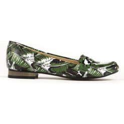 Wzorzyste balerinki lordsy w palmowe liście - skóra naturalna - model 025 - kolor zielone liście. Zielone baleriny damskie Zapato, bez wzorów, z jeansu, eleganckie, na niskim obcasie, na obcasie. W wyprzedaży za 216,30 zł.