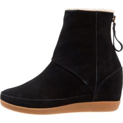 Shoe The Bear EMMY Botki na koturnie black. Czarne buty zimowe damskie marki Shoe The Bear, z materiału, na koturnie. W wyprzedaży za 468,30 zł.