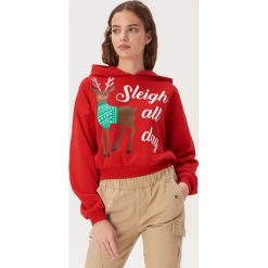 Świąteczna bluza z kapturem - Czerwony. Czerwone bluzy damskie Sinsay, s, bez wzorów, bez rękawów, z kapturem. Za 49,99 zł.