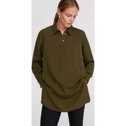 Koszula z lyocellu - Khaki. Brązowe koszule damskie Reserved, bez wzorów, z lyocellu, bez kołnierzyka, bez rękawów. W wyprzedaży za 49,99 zł.