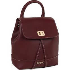 Plecak w kolorze bordowym - 24 x 26 x 15 cm. Czerwone plecaki damskie Beverly Hills Polo Club, bez wzorów, ze skóry. W wyprzedaży za 149,95 zł.