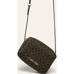 Calvin Klein - Torebka. Czarne listonoszki damskie Calvin Klein, w paski, ze skóry ekologicznej, na ramię, małe, bez dodatków. Za 299,90 zł.