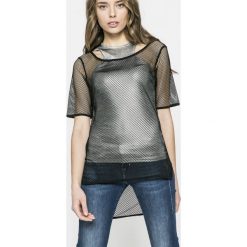 Guess Jeans - Top Zelinda. Czarne bluzki damskie marki Guess Jeans, s, z aplikacjami, z elastanu, casualowe, z dekoltem w łódkę, z krótkim rękawem. W wyprzedaży za 229,90 zł.