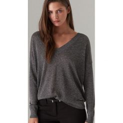 Połyskujący sweter z dekoltem w szpic - Czarny. Czarne swetry damskie Mohito, s, bez wzorów, bez rękawów, bez kaptura. W wyprzedaży za 39,99 zł.