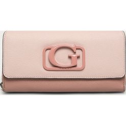 Guess Jeans - Portfel. Różowe portfele damskie Guess Jeans, z aplikacjami, z poliesteru. W wyprzedaży za 259,90 zł.