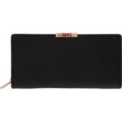 Ted Baker FERNN STAB STITCH ZIP MATINEE Portfel black. Czarne portfele damskie marki Ted Baker. W wyprzedaży za 367,20 zł.
