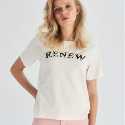 T-shirt z aplikacją - Kremowy. Białe t-shirty damskie marki Sinsay, s, z aplikacjami. Za 24,99 zł.