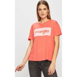 Wrangler - Top. Różowe bluzki damskie marki Wrangler, s, z nadrukiem, z poliesteru, casualowe, z okrągłym kołnierzem, z krótkim rękawem. Za 119,90 zł.