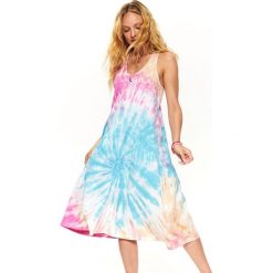 Sukienka z efektem tie-dye. Sukienki damskie Top Secret, na lato, bez wzorów, z dzianiny, bez kołnierzyka, bez rękawów, midi. W wyprzedaży za 54,99 zł.