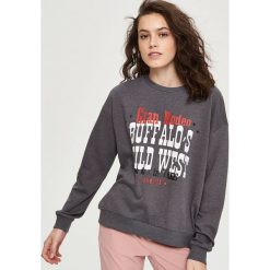 Bluzy rozpinane damskie: Bluza z napisem - Szary