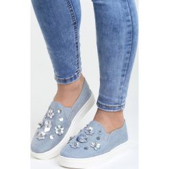 Niebieskie Slip On Hirie. Niebieskie trampki i tenisówki damskie Born2be, z aplikacjami, bez zapięcia. Za 39,99 zł.