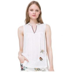 Desigual Top Damski Susi L Biały. Białe koszulki damskie Desigual, l, bez wzorów, bez kołnierzyka, bez rękawów. W wyprzedaży za 157,00 zł.