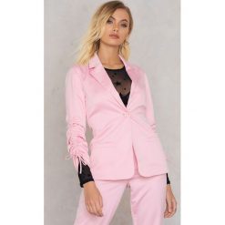 Marynarki i żakiety damskie: Andrea Hedenstedt x NA-KD Marynarka ściągana sznurkiem – Pink
