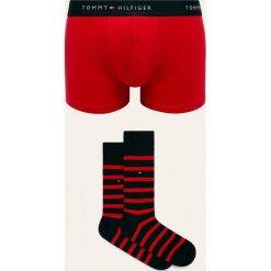 Tommy Hilfiger - Bokserki i skarpety. Czerwone skarpetki męskie TOMMY HILFIGER, bez wzorów, z elastanu. W wyprzedaży za 99,90 zł.