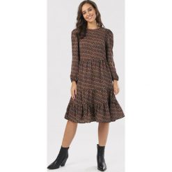 Khaki Sukienka Actaea. Zielone sukienki damskie Born2be, s, bez wzorów, bez kołnierzyka, bez rękawów, midi. Za 129,99 zł.