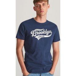 T-shirt z blyszczacym nadrukiem - Granatowy. Niebieskie t-shirty męskie Reserved, s, z nadrukiem, bez kołnierzyka. W wyprzedaży za 24,99 zł.