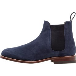G. H. Bass & Co. MONOGRAM CHELSEA Botki navy. Niebieskie botki męskie marki G. H. Bass & Co., bez zapięcia. W wyprzedaży za 557,40 zł.