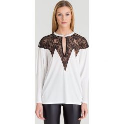 Biała bluzka oversize Just Cavalii z koronkową wstawką. Białe bluzki damskie Just Cavalli, w koronkowe wzory, z koronki, z okrągłym kołnierzem, bez rękawów. Za 593,45 zł.