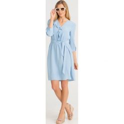 SUKIENKA Patrizia Pepe. Niebieskie sukienki damskie Patrizia Pepe, na co dzień, w paski, z wiskozy, z włoskim kołnierzykiem, bez rękawów, midi, proste. Za 470,00 zł.
