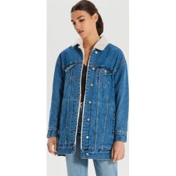 Jeansowa kurtka typu sherpa o dłuższym kroju - Niebieski. Niebieskie kurtki damskie Cropp, s, bez wzorów, z jeansu, bez kaptura. Za 229,99 zł.