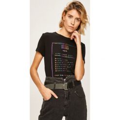 Guess Jeans - T-shirt. Białe bluzki damskie Guess Jeans, s, z nadrukiem, z bawełny, z okrągłym kołnierzem. Za 169,90 zł.