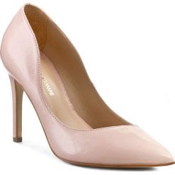 Szpilki SOLO FEMME - 34230-03-E06/000-04-00 Różowy. Różowe półbuty damskie Solo Femme, na co dzień, bez wzorów, ze skóry, ze szpiczastym noskiem, bez obcasa, na obcasie, bez zapięcia. Za 339,00 zł.