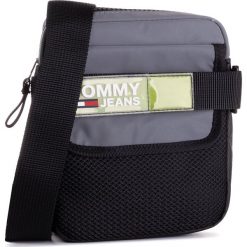 Saszetka TOMMY JEANS - Tjm Urban Rfl Reporter AM0AM04979 901. Szare torby męskie skórzane Tommy Jeans, bez wzorów, z jeansu, młodzieżowe. W wyprzedaży za 179,00 zł.