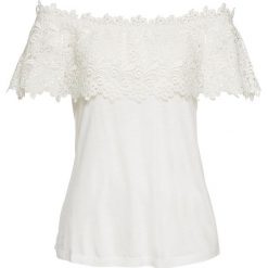 Shirt z dekoltem carmen i koronką bonprix biel wełny. Białe koszulki damskie bonprix, w koronkowe wzory, z wełny, bez kołnierzyka, bez rękawów. Za 84,99 zł.