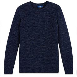 Sweter w kolorze granatowym. Niebieskie swetry damskie TBS, bez wzorów, ze splotem, klasyczne, bez rękawów, bez kaptura. W wyprzedaży za 87,95 zł.