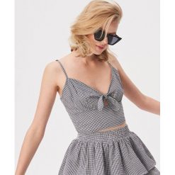 Top z węzłem - Czarny. Czarne topy damskie Sinsay, xl, bez wzorów, bez kołnierzyka. W wyprzedaży za 9,99 zł.