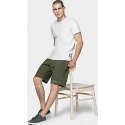 Spodenki dresowe męskie SKMD601 - khaki - Outhorn. Brązowe spodenki i szorty męskie Outhorn, m, bez wzorów, z dzianiny. W wyprzedaży za 59,99 zł.