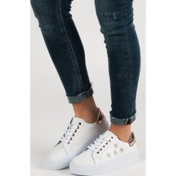 SKÓRZANE BUTY SPORTOWE Z KWIATKAMI. Białe trampki i tenisówki damskie marki FILIPPO, w kwiaty, bez zapięcia. Za 171,90 zł.